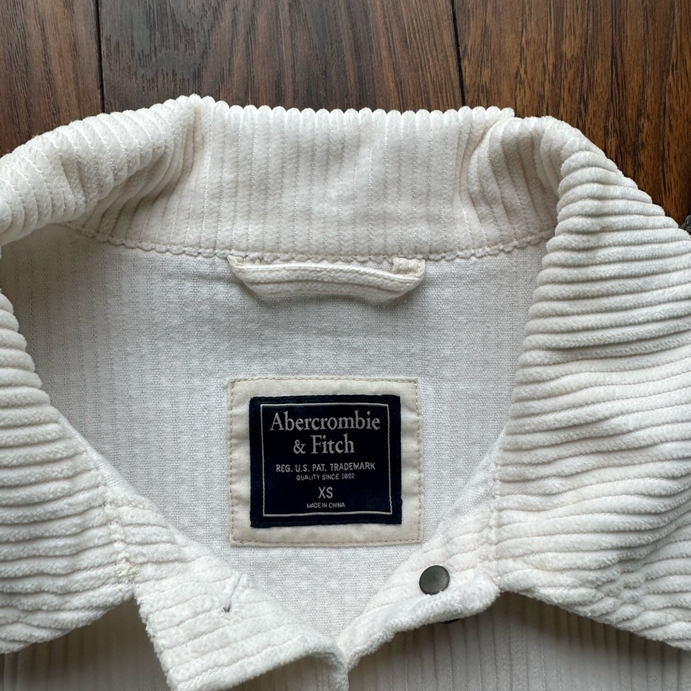 Abercrombie and Fitch corduroy cropped jacket. - Picture 2 of 4